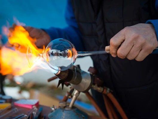 Να μην κλείσει το εργοστάσιο υαλουργίας στο Αιγάλεω