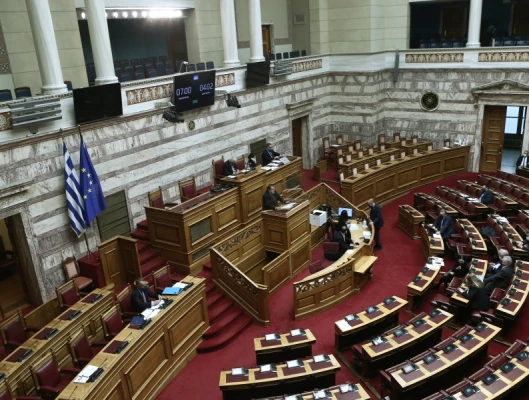 Ψηφίζεται αύριο ένας ακόμα προϋπολογισμός αβεβαιοτήτων με την ακρίβεια να καλπάζει ξέφρενα