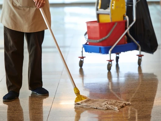 Καταχρηστικές καταγγελίες συμβάσεων εργασίας και εκβιαστικά διλήμματα σε καθαρίστριες τράπεζας