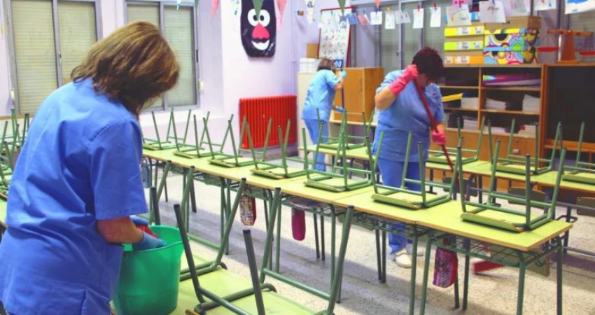 ΝΑ ΠΛΗΡΩΘΟΥΝ ΑΜΕΣΑ ΟΙ ΕΡΓΑΖΟΜΕΝΟΙ ΣΤΗΝ ΚΑΘΑΡΙΟΤΗΤΑ ΣΧΟΛΙΚΩΝ ΚΤΙΡΙΩΝ