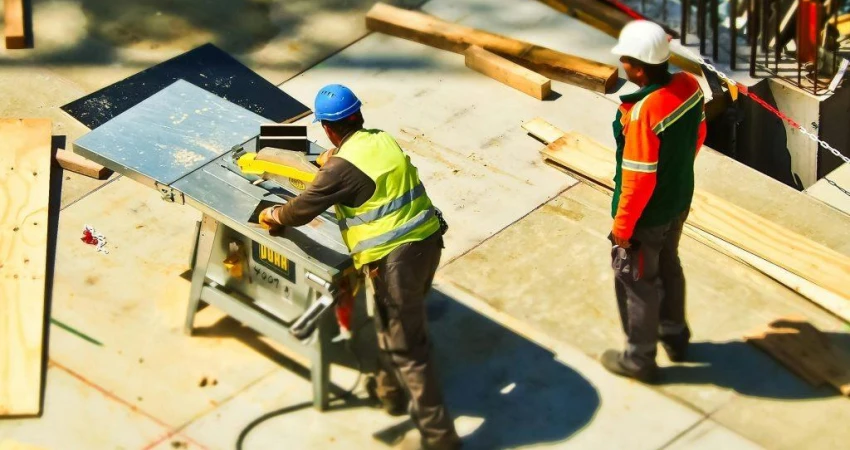 Καταγγελίες για εργασία υπό εξοντωτικές συνθήκες καύσωνα στη Βόρεια Ελλάδα λόγω …γεωγραφικών περιορισμών της εγκυκλίου του Υπ. Εργασίας! Λιποθυμούν ακόμη και οι Επιθεωρητές Εργασίας στους ελέγχους