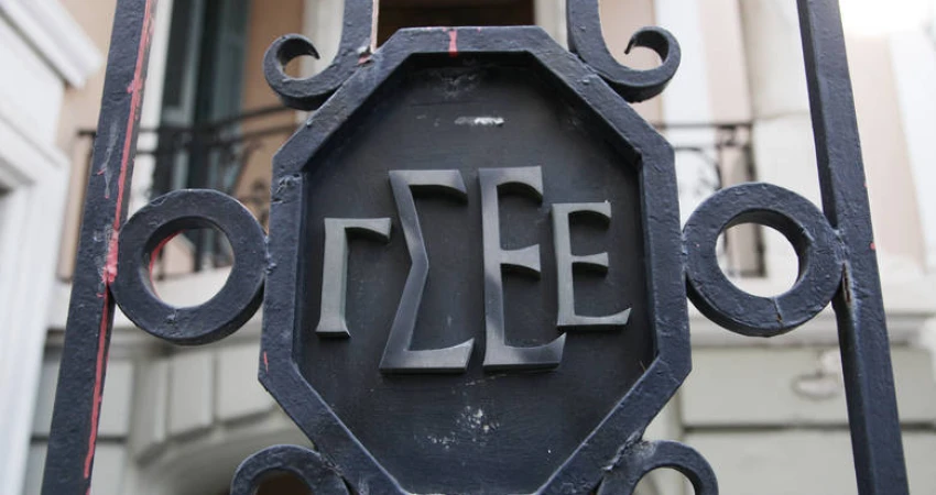 ΣΤΕΚΟΜΑΣΤΕ ΕΞΙΣΟΥ ΤΑΠΕΙΝΑ ΜΠΡΟΣΤΑ ΣΤΗ ΜΝΗΜΗ ΤΩΝ ΑΓΩΝΙΣΤΩΝ ΤΟΥ ΠΟΛΥΤΕΧΝΕΙΟΥ ΚΑΙ ΤΩΝ ΘΥΜΑΤΩΝ ΤΗΣ ΠΑΝΔΗΜΙΑΣ