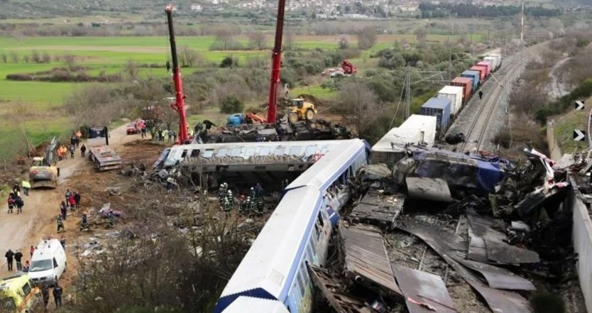 Ανείπωτη τραγωδία στα Τέμπη με τη σύγκρουση αμαξοστοιχιών