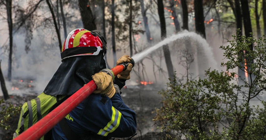 Η ΓΣΕΕ στο πλευρό των συμβασιούχων πυροσβεστών